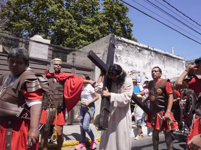 Miles de católicos participaron en los viacrucis bíblicos y vivientes este Viernes Santo en el Estado.