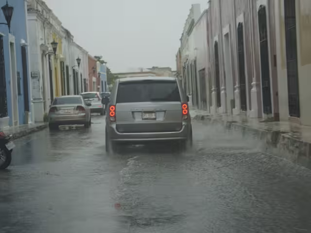 Se registraron inundaciones en varias zonas de la ciudad debido a las lluvias intermitentes