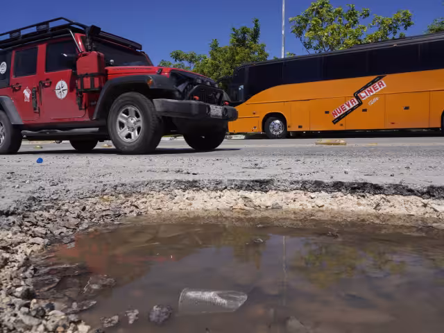 Mucha gente atraviesa largas distancias por caminos deplorables