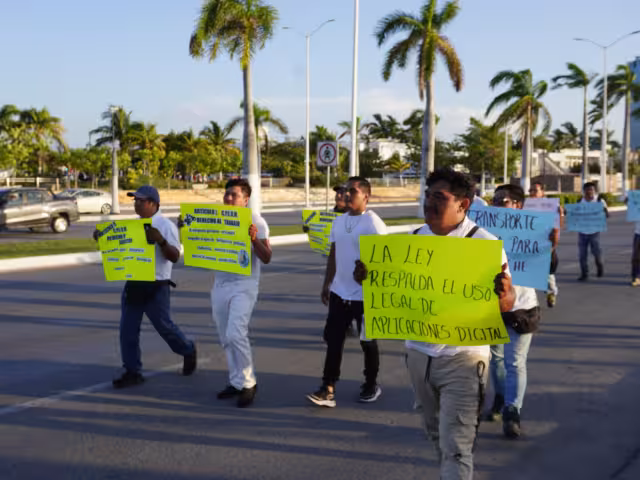 Choferes de Didi e InDrive marchan para pedir facilidades laborales