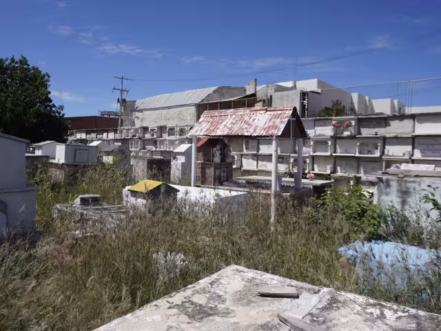 Lápidas destruidas y basura en camposantos; exigen limpieza urgente