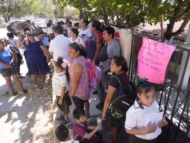Los paterfamilias bloquearon el acceso principal del centro educativo, suspendiendo las clases; mantendrán cerrado el plantel hasta que sus demandas sean atendidas.