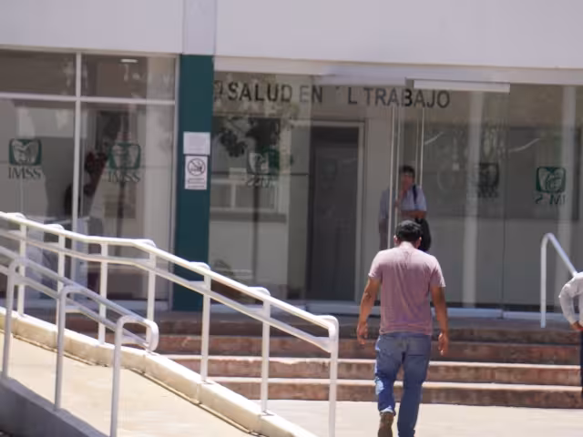 Denuncian violencia laboral contra residentes en hospital del IMSS