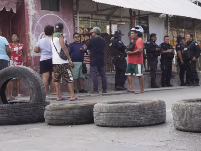 Atravesaron llantas para impedir el paso de los vehículos, conscientes de esta afectación