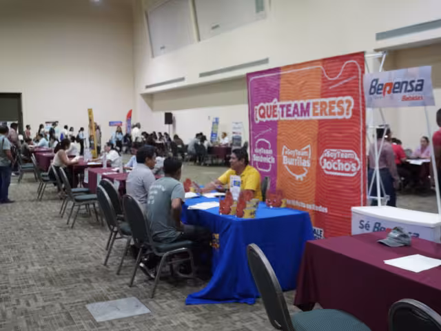 En el Centro de Convenciones se ofertaron más de 900 plazas.