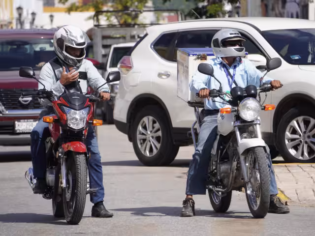 La forma como se conducen entre el tráfico no solo pone en riesgo la vida del conductor, sino de sus acompañantes que la mayoría del tiempo no lleva casco de protección.