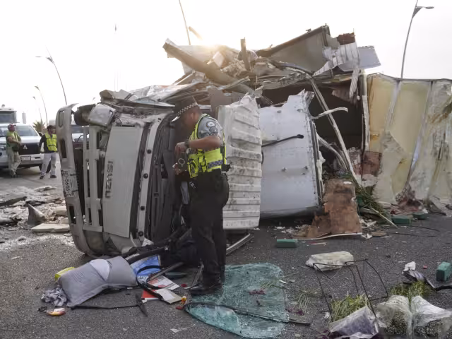 La unidad terminó destruida por el golpe y volcadura.