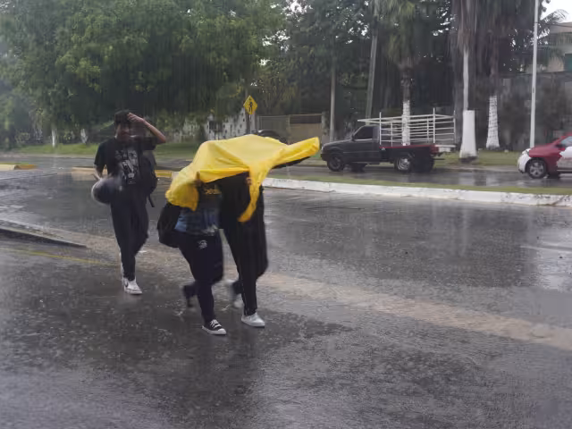 Exhorta a la población  a tomar sus previsiones