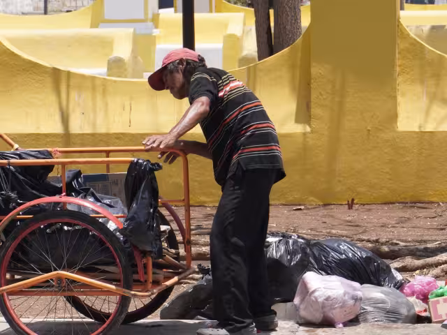 Hay personas que prefieren trabajar y no mendigar, afirman locatarios.