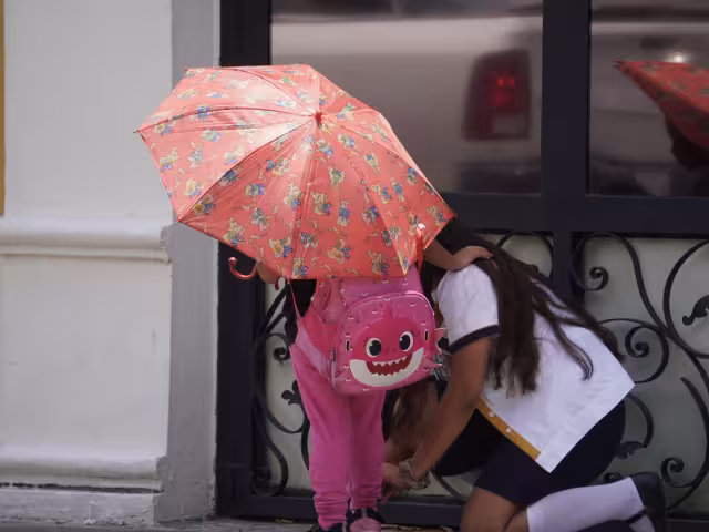 Los accidentes más comunes incluyen caídas, golpes, quemaduras, intoxicaciones y asfixia