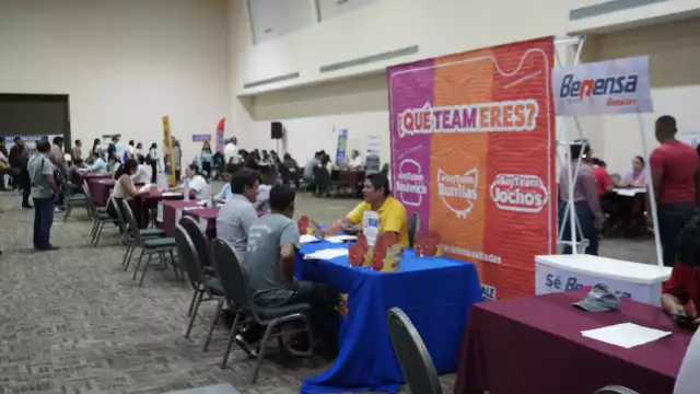 En el Centro de Convenciones se ofertaron más de 900 plazas.