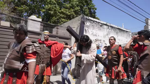 Miles de católicos participaron en los viacrucis bíblicos y vivientes este Viernes Santo en el Estado.
