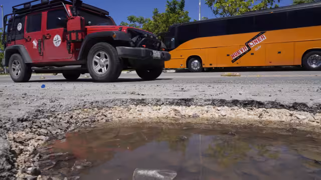 Mucha gente atraviesa largas distancias por caminos deplorables