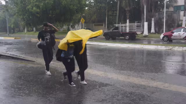 Calles y avenidas principales registraron encharcamientos importantes