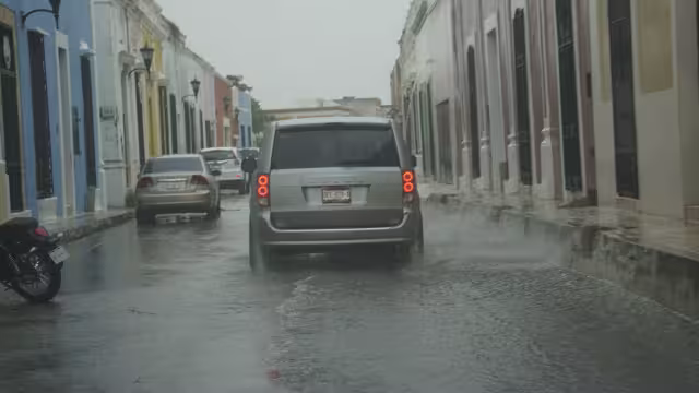 Se registraron inundaciones en varias zonas de la ciudad debido a las lluvias intermitentes