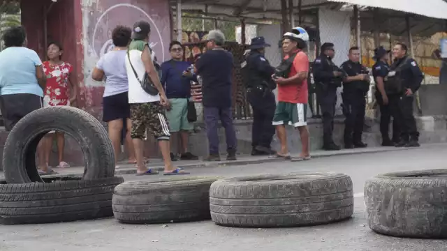 Atravesaron llantas para impedir el paso de los vehículos, conscientes de esta afectación