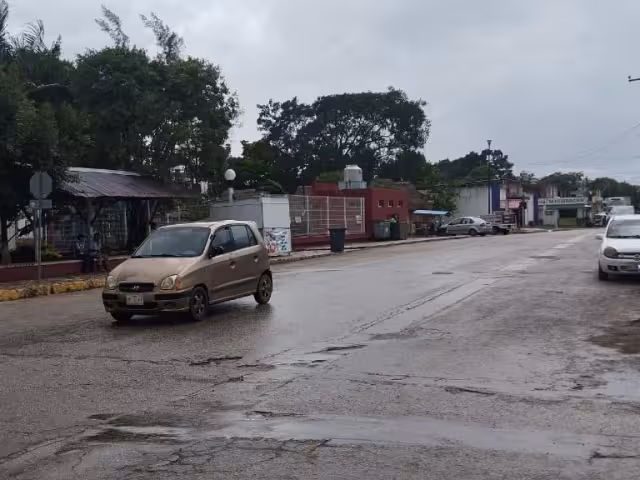 Primeras lluvias de la Tormenta Tropical "Helene" llegan a Lázaro Cárdenas