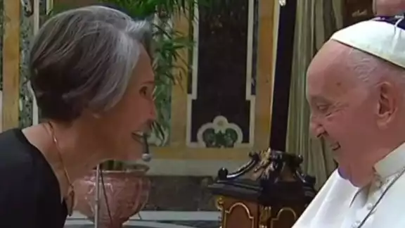 Así fue el saludo entre Florinda Meza y El Papa
