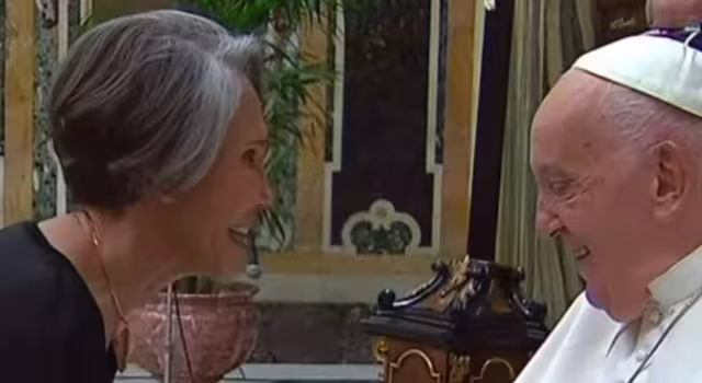 Así fue el saludo entre Florinda Meza y El Papa