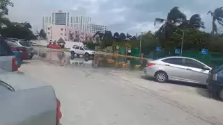 Estacionamiento de Playa Tortugas en Cancún sufre inundaciones por el huracán “Milton” 