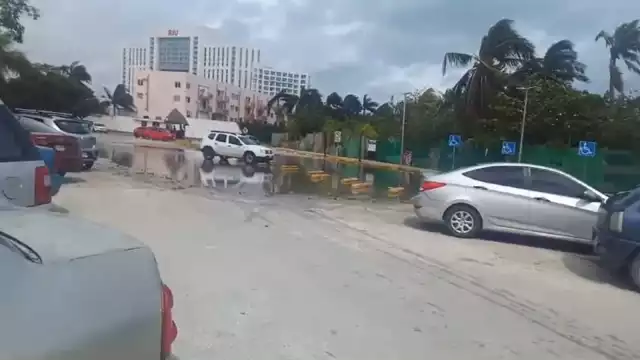 Estacionamiento de Playa Tortugas en Cancún sufre inundaciones por el huracán “Milton”
