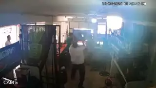 Sujetos con bates agreden a trabajadores de un comercio en Cancún: VIDEO 