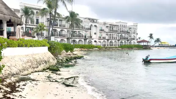 Con una inversión inicial de 800 millones de pesos, se busca recuperar 12 kilómetros en Playa del Carmen, como parte de un proyecto integral para el estado