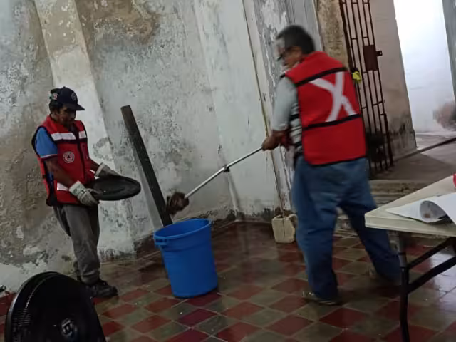 Una enorme serpiente asustó a las empleadas de una óptica, quienes llamaron al 911 para pedir ayuda