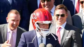 Joe Biden recibió en la Casa Blanca los Jefes de  Kansas City y sorprendió al ponerse el casco del equipo