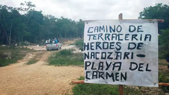 Apenas 25 kilómetros los separan de la cabecera municipal de Solidaridad, de los cuales, 13 forman parte de un camino de terracería, que recorren con mucha dificultad Apenas 25 kilómetros los separan de la cabecera municipal de Solidaridad, de los cuales, 13 forman parte de un camino de terracería, que recorren con mucha dificultad