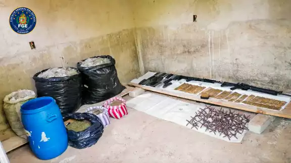 Entre lo decomisado se encuentra: 2 armas largas (AR-15 y AK47), así como 19 cargadores para fusil AR-15, un cargador para fusil AK-47 y 735 cartuchos útiles calibre 5.56 MM.