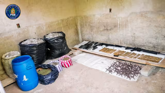 Entre lo decomisado se encuentra: 2 armas largas (AR-15 y AK47), así como 19 cargadores para fusil AR-15, un cargador para fusil AK-47 y 735 cartuchos útiles calibre 5.56 MM.