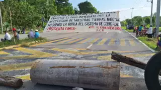 Ejidatarios de Nuevo Israel continúan bloqueos en la carretera Chetumal-Mérida