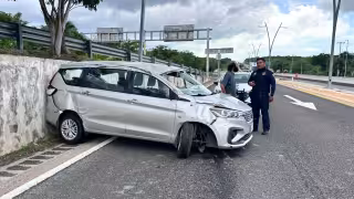 Camioneta queda destrozada tras aparatoso accidente en periférico de Campeche