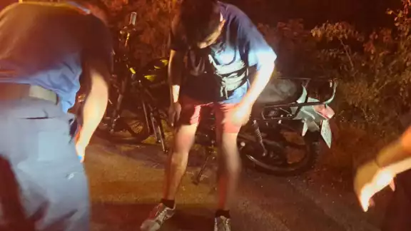 El joven de 22 años sufrió heridas en sus piernas debido a la caída