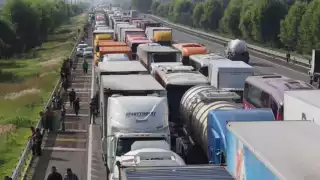 Bloqueo en la autopista México-Puebla se mantiene por parte de ejidatarios luego de dos días