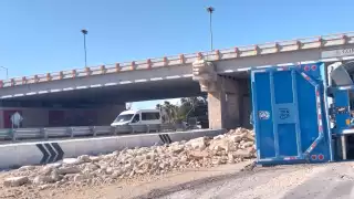 Lesionados y daños materiales:  Camión  de carga sufre aparatoso accidente en el boulevard Luis Donaldo Colosio de Cancún