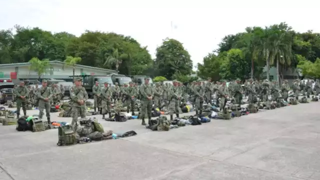 Soldados de la SEDENA son desplegados en Apatzingán para combatir la extorsión.