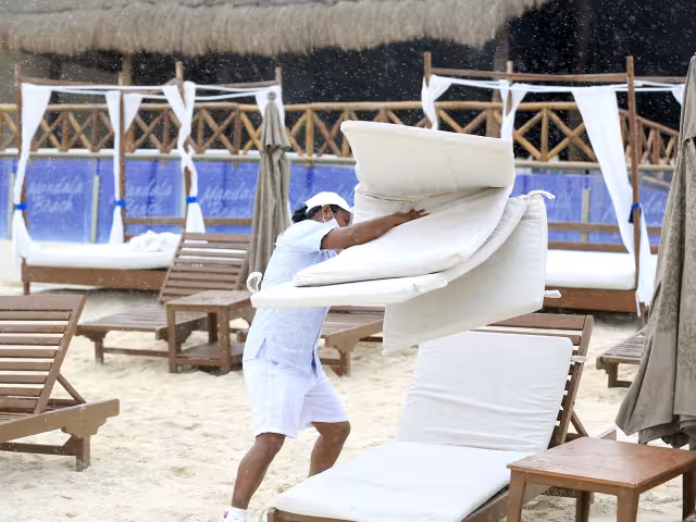 Mientras una noche en un complejo cuesta hasta 24 mil pesos, trabajadores perciben pagos muy por debajo de lo aceptable