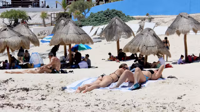 Se recomienda a la población cancunense en salir protegidos de los rayos del sol