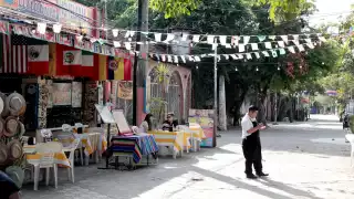 Meseros de la zona  turística de Cancún acusan a la CROC y a la CTM  del “robo” de sus propinas