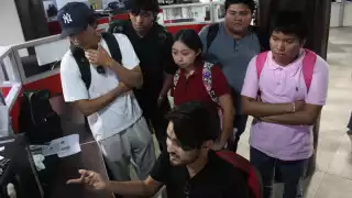 Estudiantes universitarios visitan las instalaciones del periódico Por Esto! 