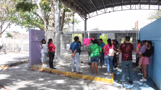 Padres de familia en Sambulá cerraron instalaciones y bloquearon calles exigiendo la destitución de la directora del kínder por malos tratos