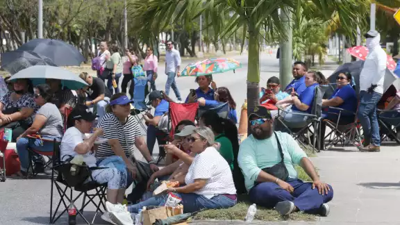 ras una reunión, profesores levantaron el plantón que tenían en las instalaciones de la SEQ en Cancún, desde el 26 de febrero