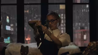 Ariana Grande sorprende al ser ‘catwoman’ en su nuevo videoclip “The boy is mine”