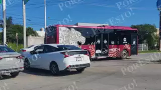 Campeche: Automóvil se pasa el alto y termina chocando al Ko´ox