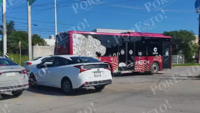 Movibus número 108 impacta a automóvil en avenida concurrida