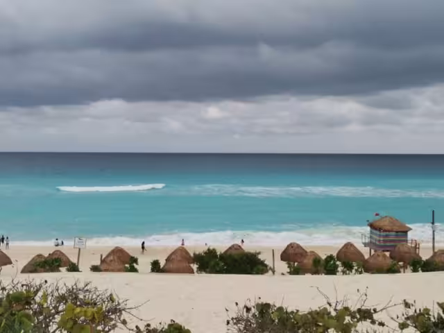 ¿Cuánto cuesta un taxi del aeropuerto de Cancún a la playa más bonita de la Zona Hotelera?
