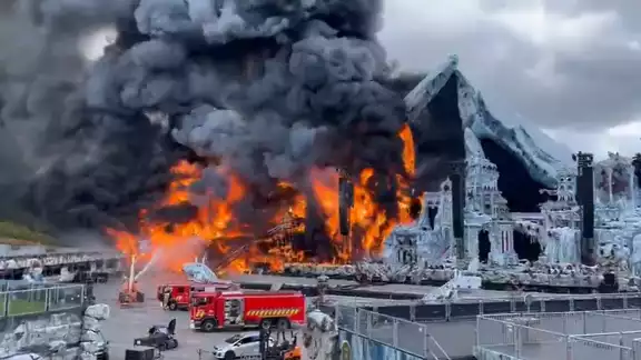 Durante el incendio se alcanzaron a escuchar explosiones presuntamente pertenecientes al equipo de pirotecnia Durante el incendio se alcanzaron a escuchar explosiones presuntamente pertenecientes al equipo de pirotecnia