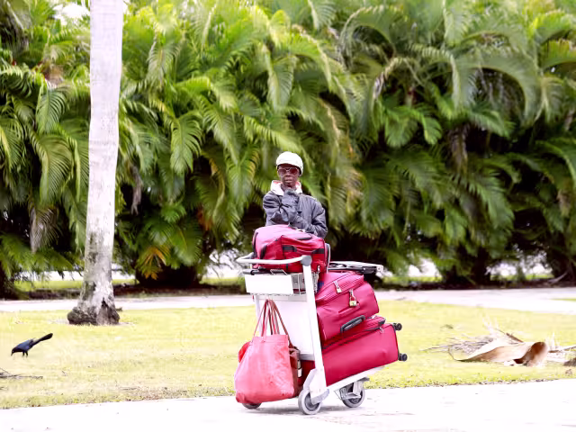 Para los miles de pasajeros que se la cruzan a diario, la mujer es una turista más, sin imaginar las penurias que está pasando